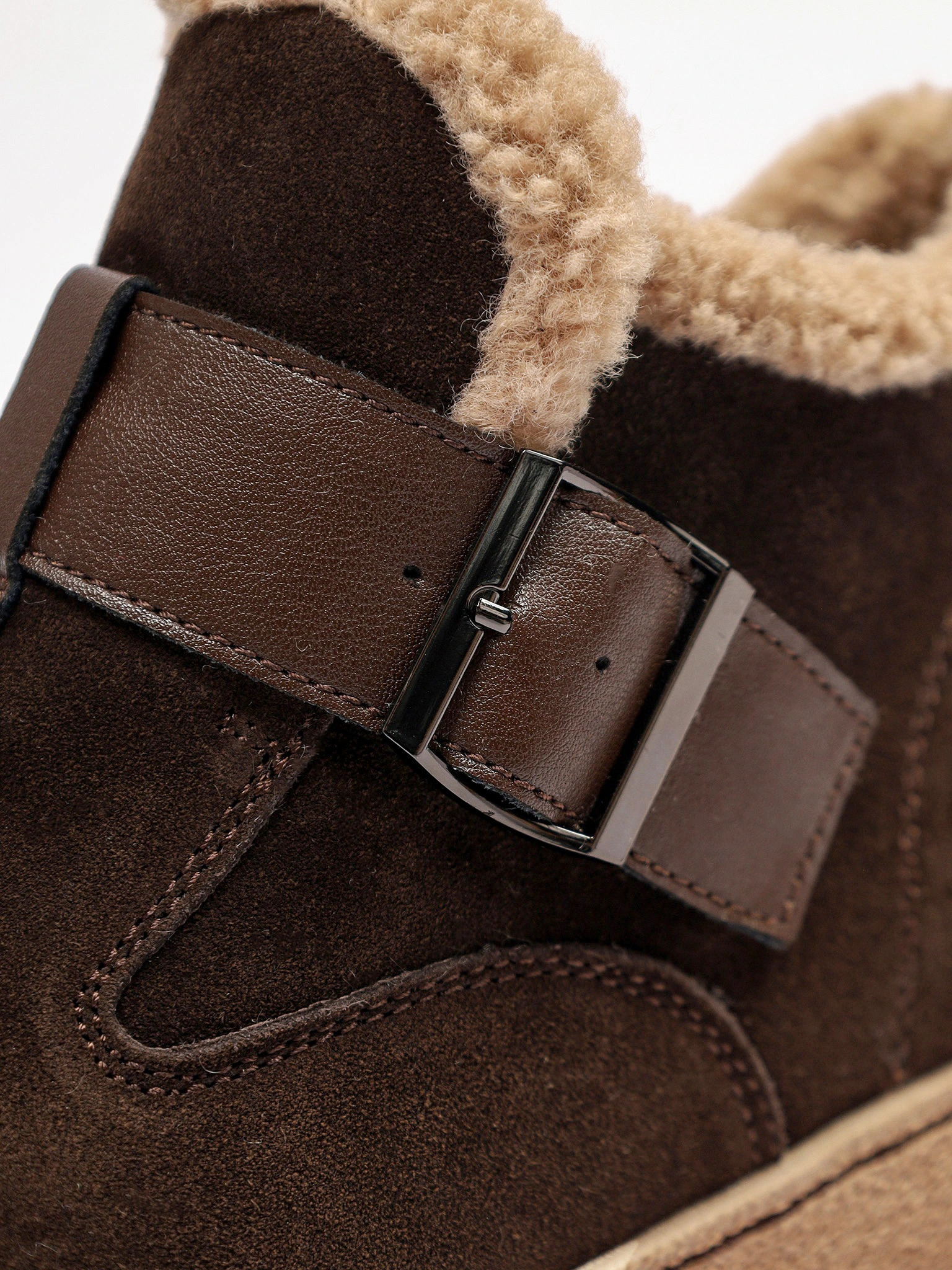 Ботинки темно-коричневого цвета с ремешком на низкой платформе